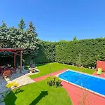 Suburbia - Pool - Hot Tub - Bbq - Parking