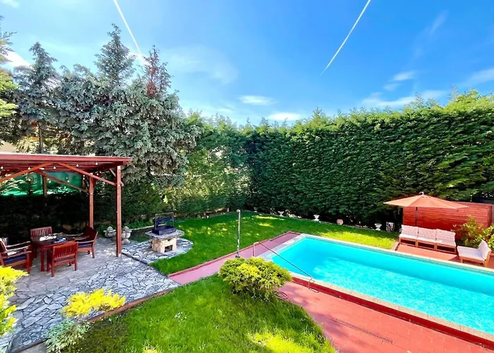 Suburbia - Pool - Hot Tub - Bbq - Parking בודפשט