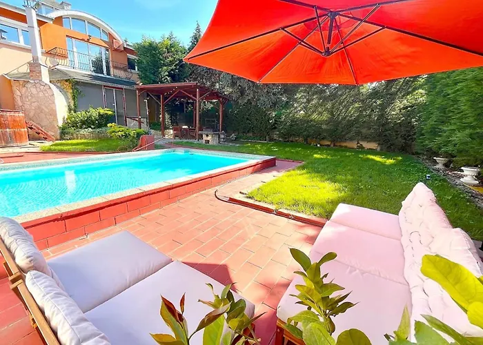 Suburbia - Pool - Hot Tub - Bbq - Parking *