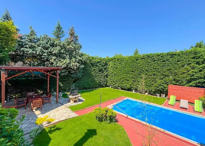 Suburbia - Pool - Hot Tub - Bbq - Parking