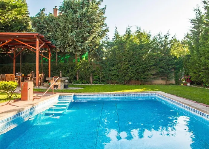 Suburbia - Pool - Hot Tub - Bbq - Parking בודפשט