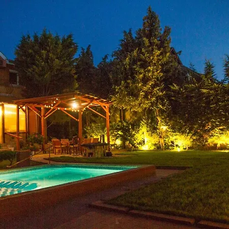 Suburbia - Pool - Hot Tub - Bbq - Parking * Budapest