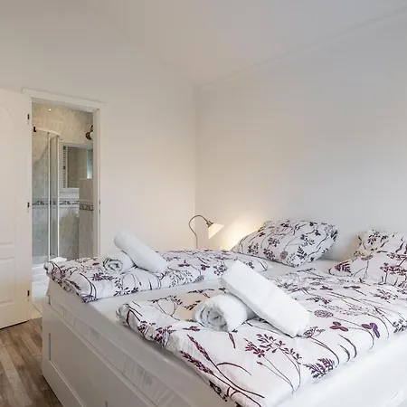 Villa Suburbia - Pool - Hot Tub - Bbq - Parking Budapest