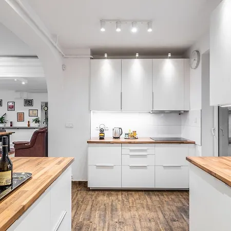 Suburbia - Pool - Hot Tub - Bbq - Parking *