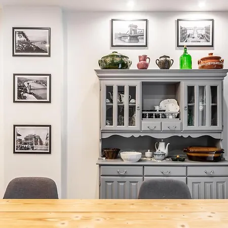 Villa Suburbia - Pool - Hot Tub - Bbq - Parking *