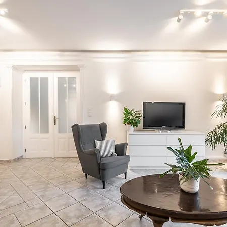 Suburbia - Pool - Hot Tub - Bbq - Parking