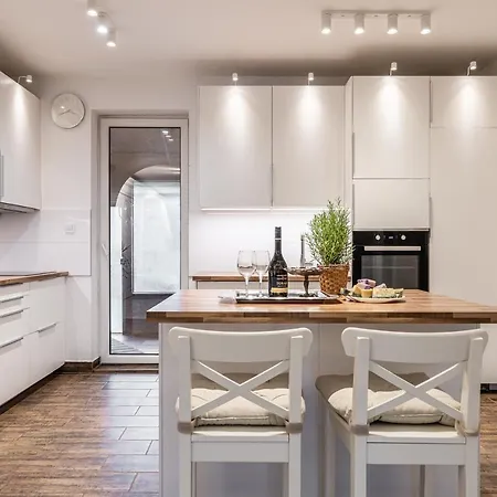 Suburbia - Pool - Hot Tub - Bbq - Parking Villa *