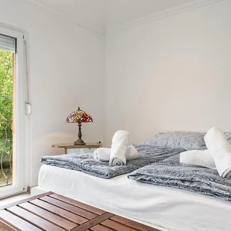 Villa Suburbia - Pool - Hot Tub - Bbq - Parking Budapest