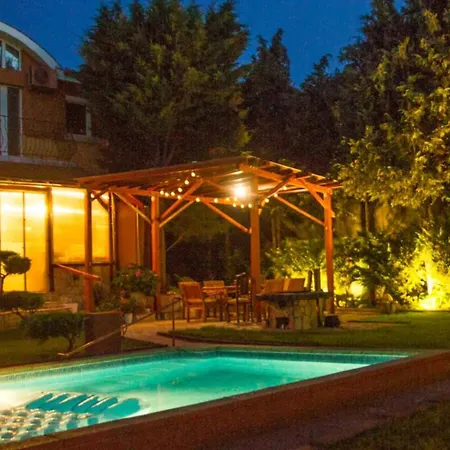 Villa Suburbia - Pool - Hot Tub - Bbq - Parking *