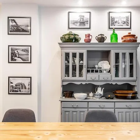 Villa Suburbia - Pool - Hot Tub - Bbq - Parking *