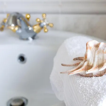 Suburbia - Pool - Hot Tub - Bbq - Parking *