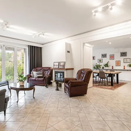 Suburbia - Pool - Hot Tub - Bbq - Parking Villa *