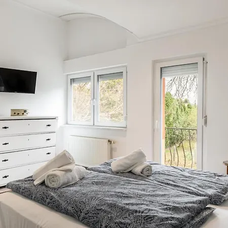 Villa Suburbia - Pool - Hot Tub - Bbq - Parking *