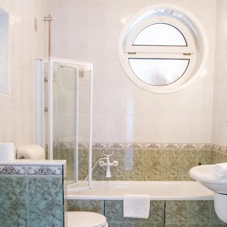 Suburbia - Pool - Hot Tub - Bbq - Parking Budapest