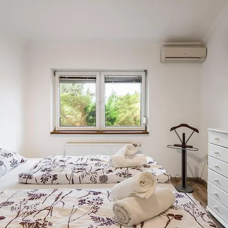 Villa Suburbia - Pool - Hot Tub - Bbq - Parking *