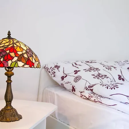 Suburbia - Pool - Hot Tub - Bbq - Parking * Budapest