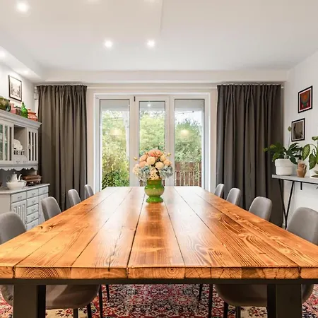 Suburbia - Pool - Hot Tub - Bbq - Parking Villa