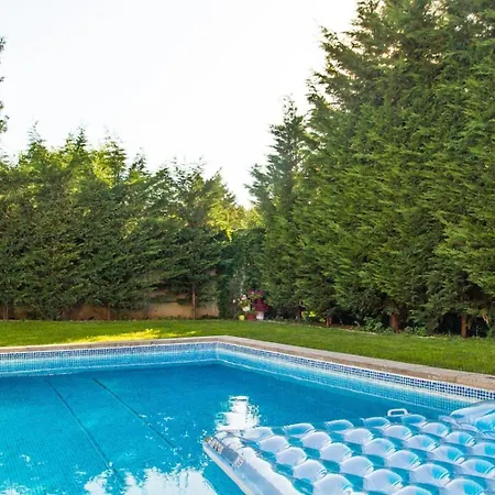 Villa Suburbia - Pool - Hot Tub - Bbq - Parking *