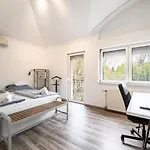 Βίλα Suburbia - Pool - Hot Tub - Bbq - Parking Βουδαπέστη