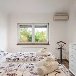 Βίλα Suburbia - Pool - Hot Tub - Bbq - Parking *