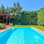Suburbia - Pool - Hot Tub - Bbq - Parking *