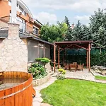 Βίλα Suburbia - Pool - Hot Tub - Bbq - Parking *