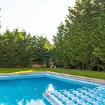 Βίλα Suburbia - Pool - Hot Tub - Bbq - Parking *
