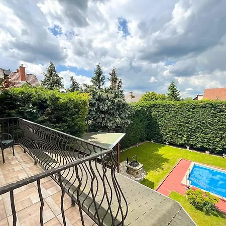 Βίλα Suburbia - Pool - Hot Tub - Bbq - Parking