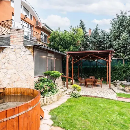 Βίλα Suburbia - Pool - Hot Tub - Bbq - Parking *