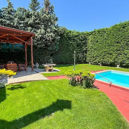 Βίλα Suburbia - Pool - Hot Tub - Bbq - Parking