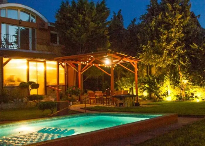 Villa Suburbia - Pool - Hot Tub - Bbq - Parking *