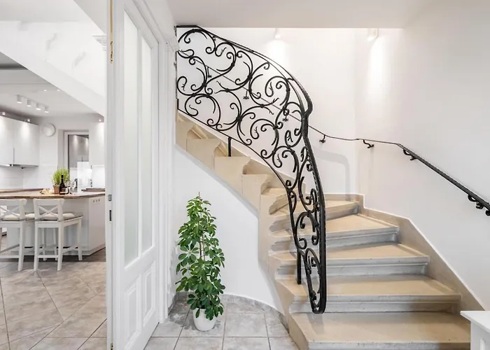 Villa Suburbia - Pool - Hot Tub - Bbq - Parking *