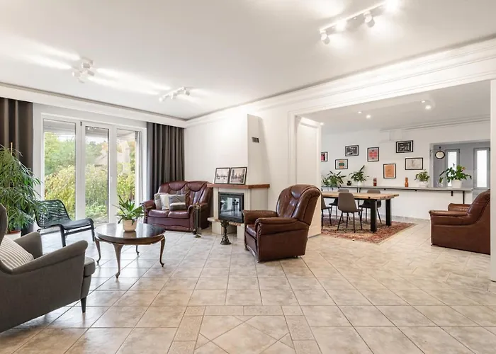 Suburbia - Pool - Hot Tub - Bbq - Parking Villa *