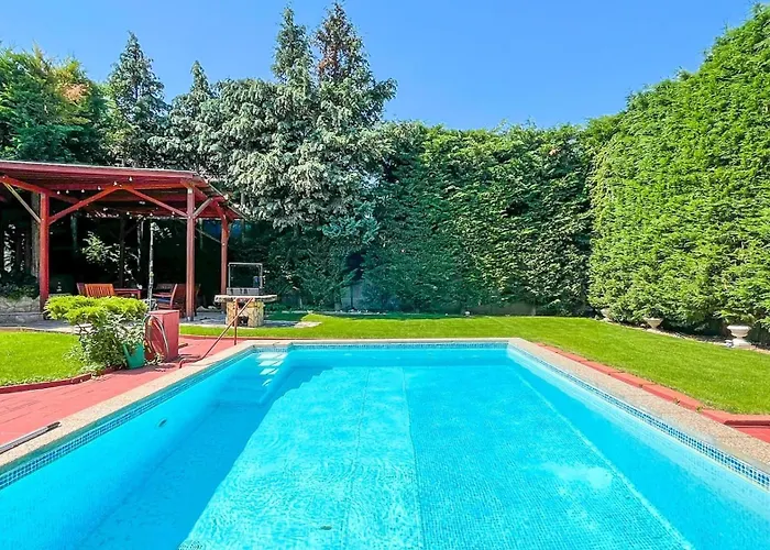 Suburbia - Pool - Hot Tub - Bbq - Parking *