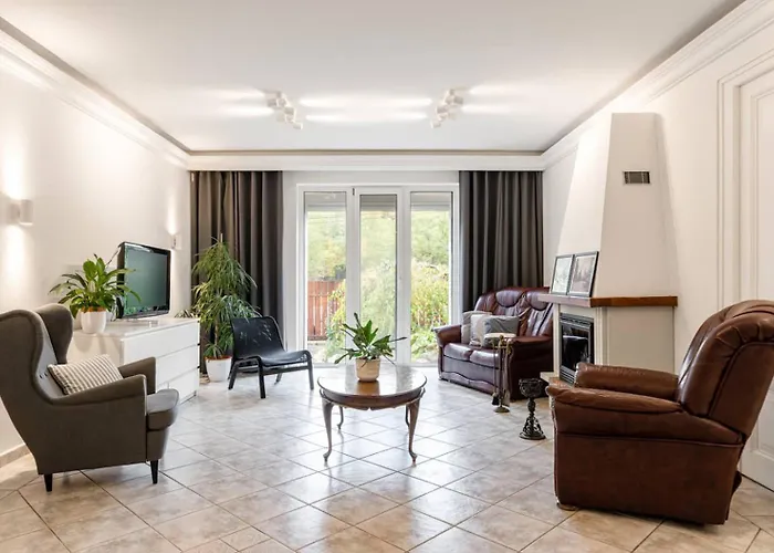 Villa Suburbia - Pool - Hot Tub - Bbq - Parking *